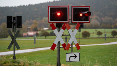Unfall an Bahnübergang: Autofahrer stirbt bei Bad König