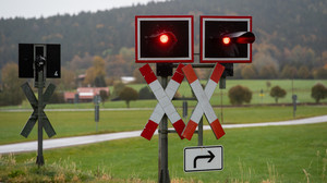 Unfall an Bahnübergang: Autofahrer stirbt bei Bad König