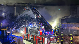 Nach mehr als 24 Stunden: Feuer in Frankfurter Recycling-Halle aus