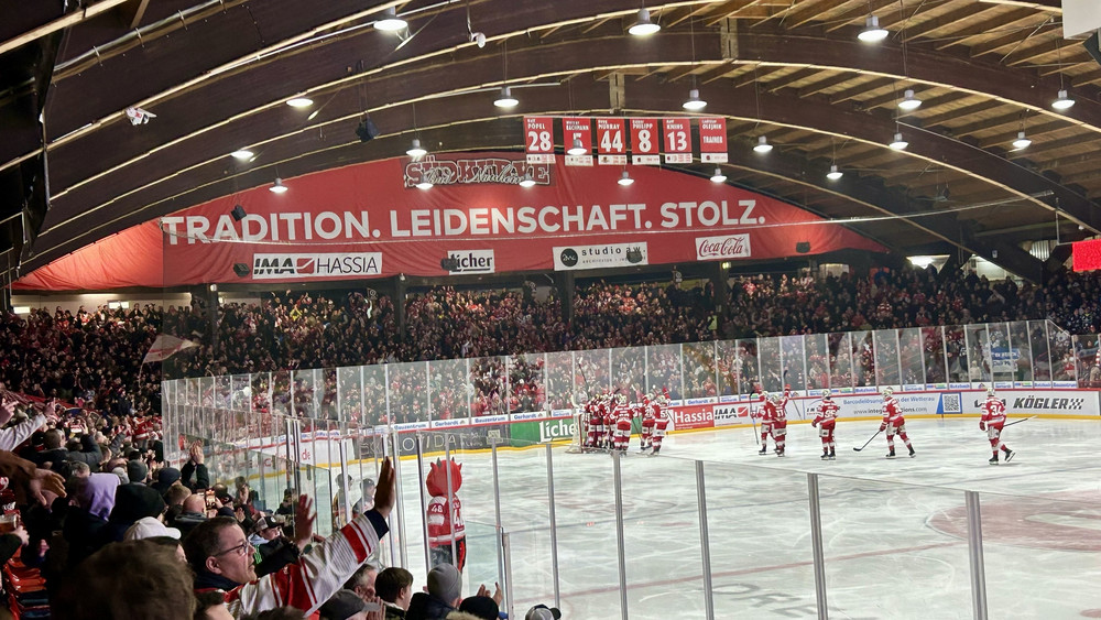 Der EC Bad Nauheim muss in der DEL2 ab Freitag in die Abstiegsrunde - jetzt soll ein neuer Trainer helfen.