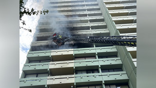 Feuer in Hochhaus in Hochheim am Main - Gasflasche facht Flammen an
