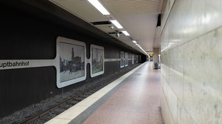 Prozessbeginn in Frankfurt: Frau stößt andere Frau ins U-Bahn-Gleis