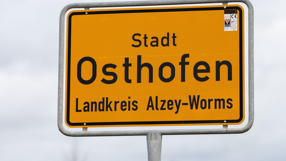 Das Ortsschild von Osthofen im Landkreis Alzey-Worms: In der Stadt ist das Internet seit Wochen massiv gestört.