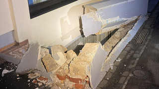 Sattelzug rammt Mauer an A3 - Raststätte und flieht