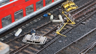 Zug kollidiert mit Wärmeanhänger - Mehrere Gasflaschen auf den Gleisen