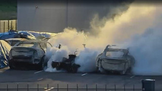 Großbrand in Tesla-Autohaus zerstört Dutzende E-Autos
