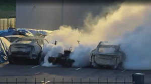 Großbrand in Tesla-Autohaus zerstört Dutzende E-Autos