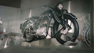 Jugendliche von DEIN MÜNCHEN besuchen BMW Museum und BMW Park