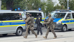 Mann stirbt nach Angriff - Täter mit Menschen in Regensburger Bank