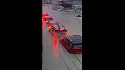 Heftige Regenfälle überfluten Ostspanien: Straßen und Autos im Wasser