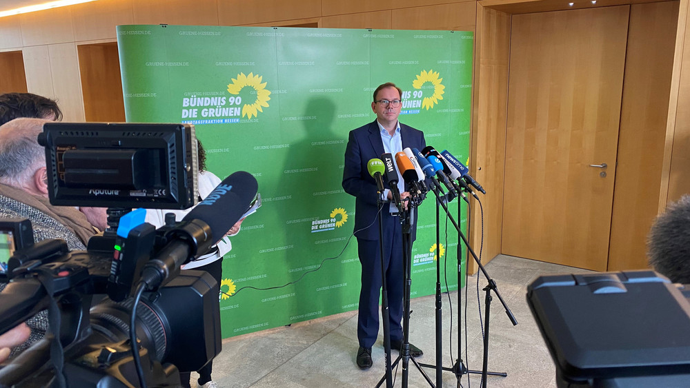 Hessens grüner Landtagsfraktionschef kritisiert die geplante Migrationspolitik von CDU und SPD.