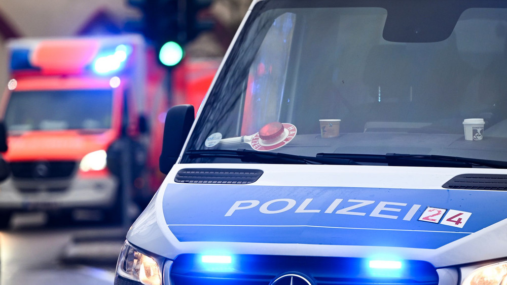 Polizei und Krankenwagen