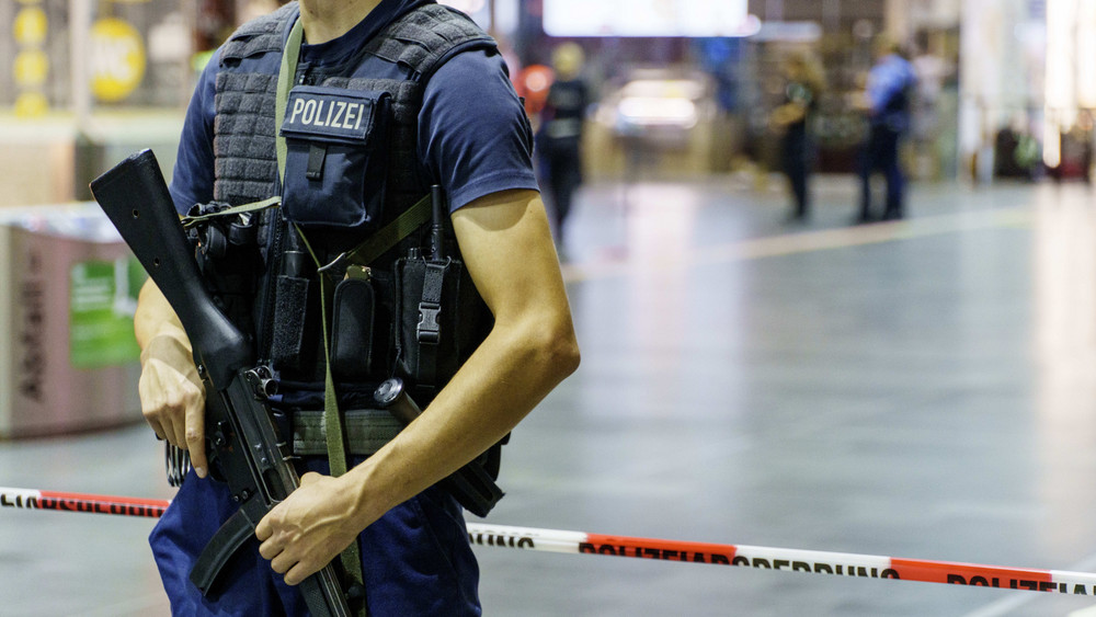 Ein Polizist sichert den abgesperrten Bereich. Am Frankfurter Hauptbahnhof hat ein Mann einen anderen Mann erschossen.