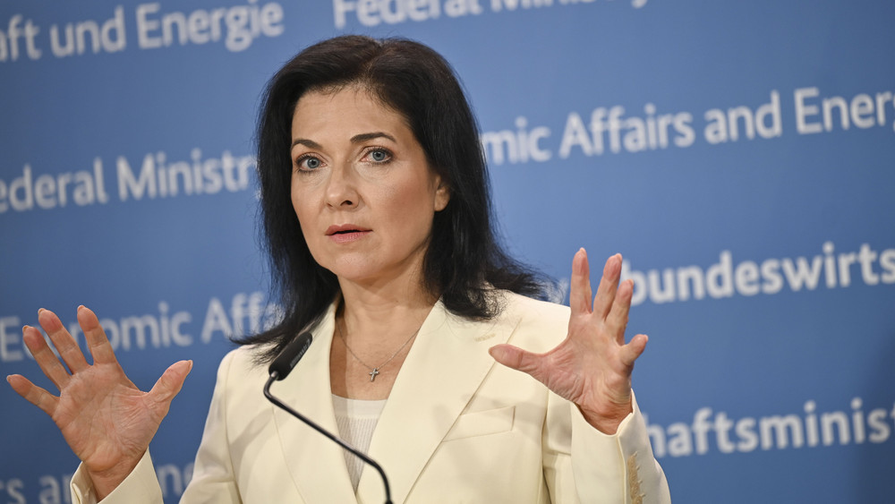 Katherina Reiche (CDU), Bundesministerin für Wirtschaft und Energie, spricht bei einer Pressekonferenz im Bundeswirtschaftsministerium.
