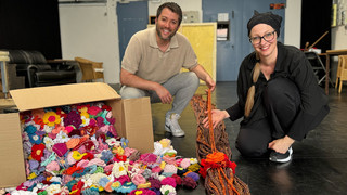 Brüder-Grimm-Festspiele in Hanau: Freiwillige häkeln Rapunzel-Zopf