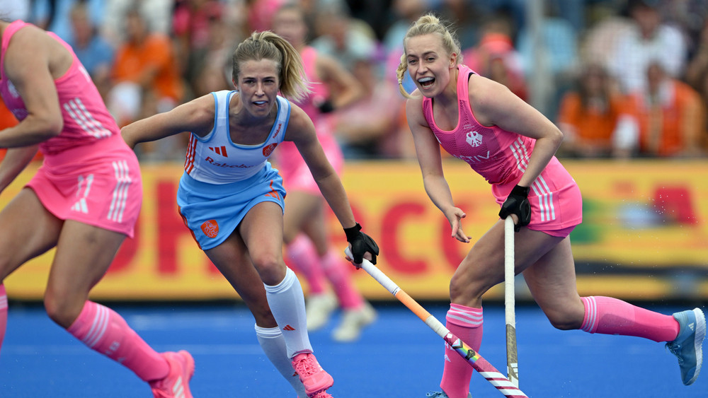 Sara Strauss (r.) und die deutsche Hockey Nationalmannschaft verpassen EM-Gold im Finale gegen die Niederlande.