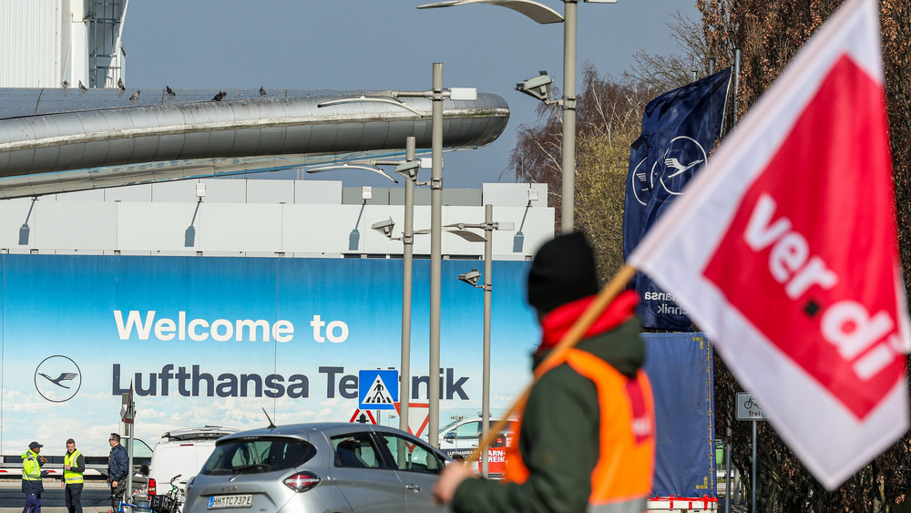 Angestellte demonstrieren vor dem Betriebsgelände von Lufthansa Technik in Hamburg