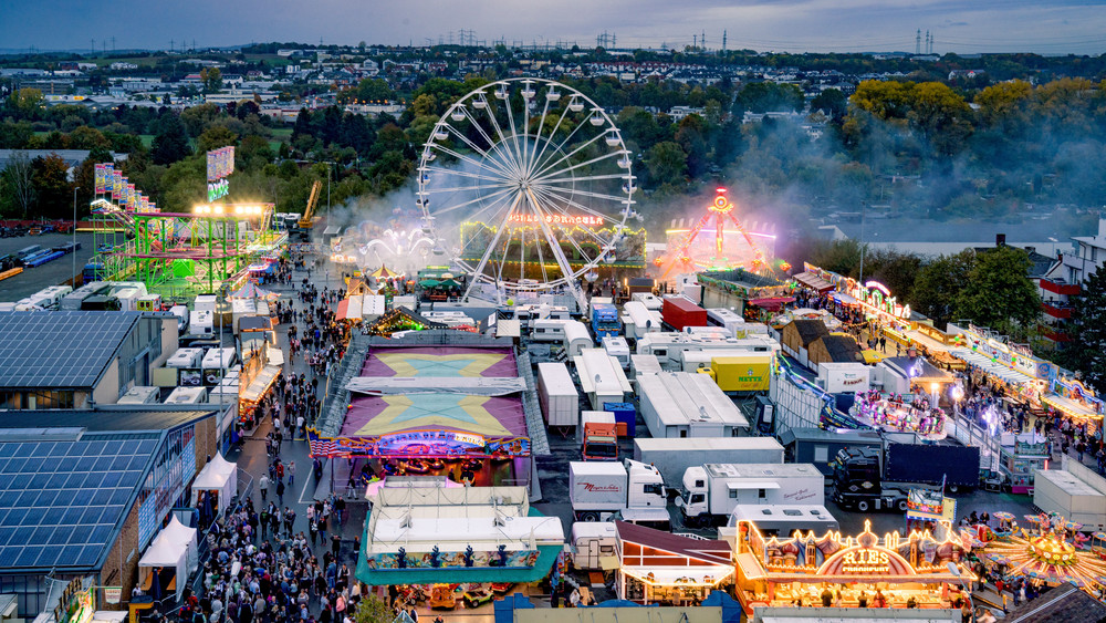 Zu sehen ist das Festgelände des Limburger Oktoberfests aus der Vogelperspektive.