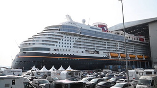 «Disney Destiny»: Neues Disney-Kreuzfahrtschiff verlässt Baudock in Papenburg