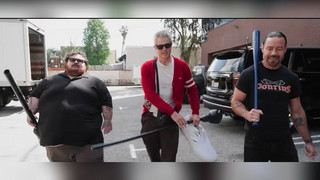 "Jackass: einer geht noch": Trailer zeigt neue, absurde Stunts