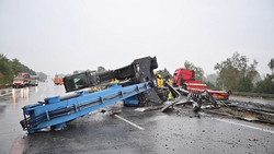 A2 in NRW dicht: Schwertransporter mit Baukran umgekippt 