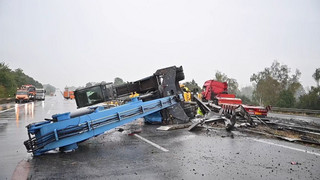 A2 in NRW dicht: Schwertransporter mit Baukran umgekippt 