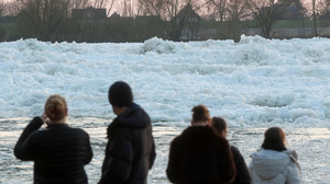 Winter-Phänomen: Gigantische Eisberge nahe Hamburg