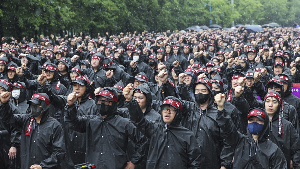 Mitglieder der National Samsung Electronics Union versammeln sich während einer Kundgebung zu Beginn eines dreitägigen Generalstreiks bei Samsung Electronics in Südkorea.