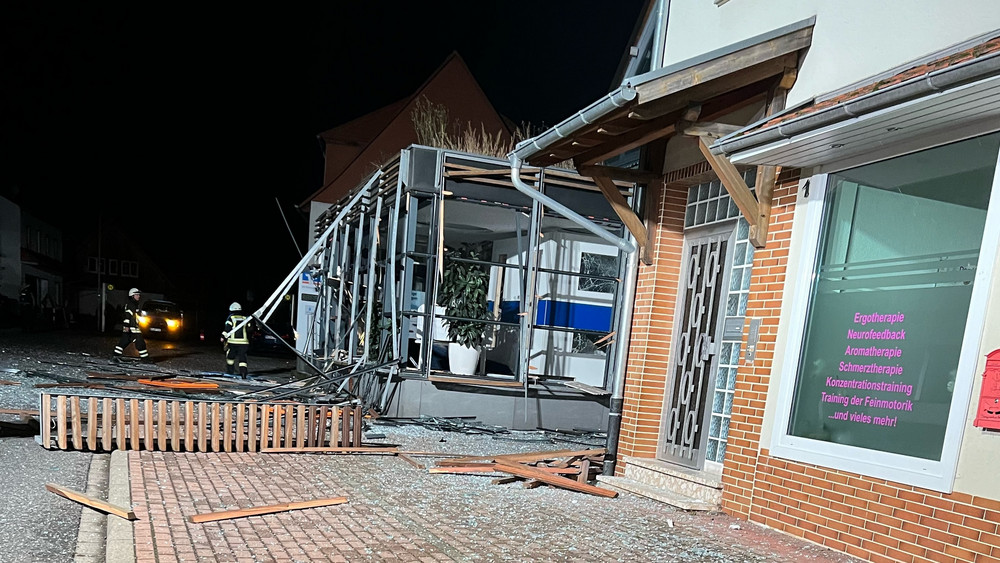 In Knüllwald-Remsfeld haben Unbekannte einen Geldautomaten gesprengt. 