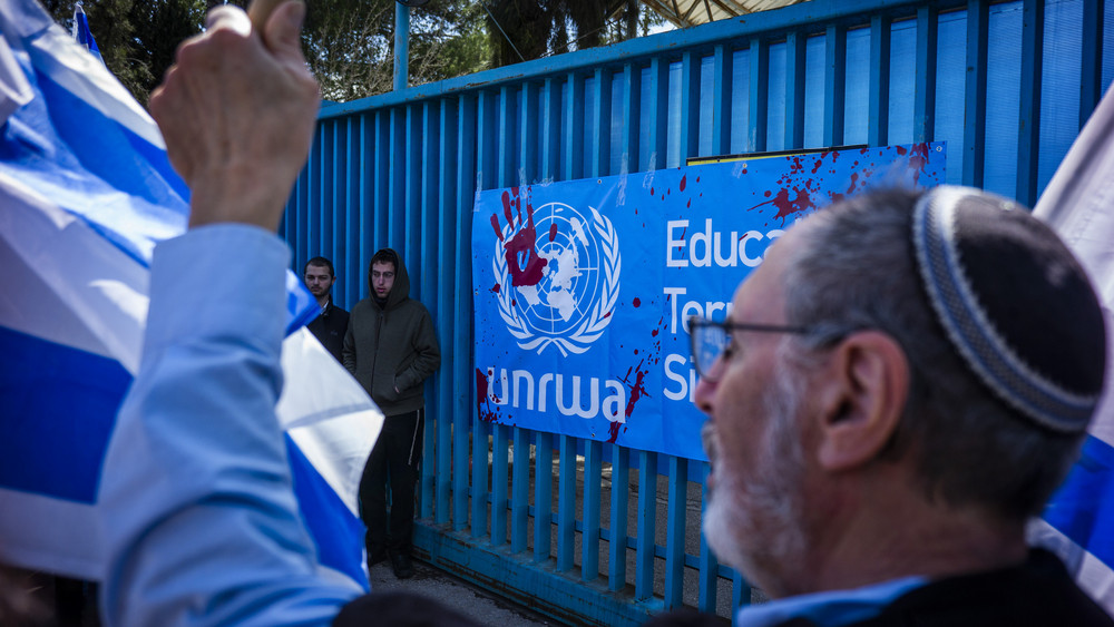 Israelische Aktivisten demonstrieren vor dem Palästinenserhilfswerk UNRWA in Jerusalem (Archivbild). 