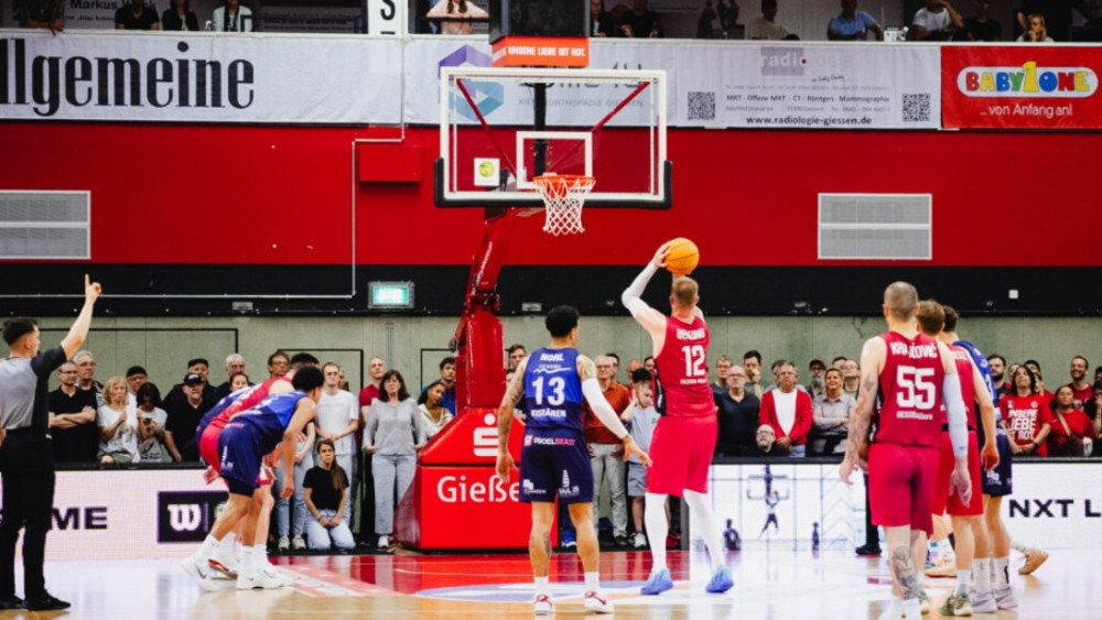 Umjubelter Heimsieg gegen die Eisbären Bremerhaven am Samstag in der Gießener Osthalle. Den vorzeitigen Einzug ins Halbfinale haben die gießen 46ers verpasst. 