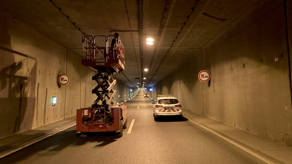 Ein zu hoch beladener Autotransporter hatte unter anderem 18 von 34 Kameras im Tunnel zerstört oder beschädigt.