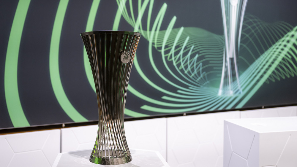 Der Pokal für den Gewinner der Conference League.