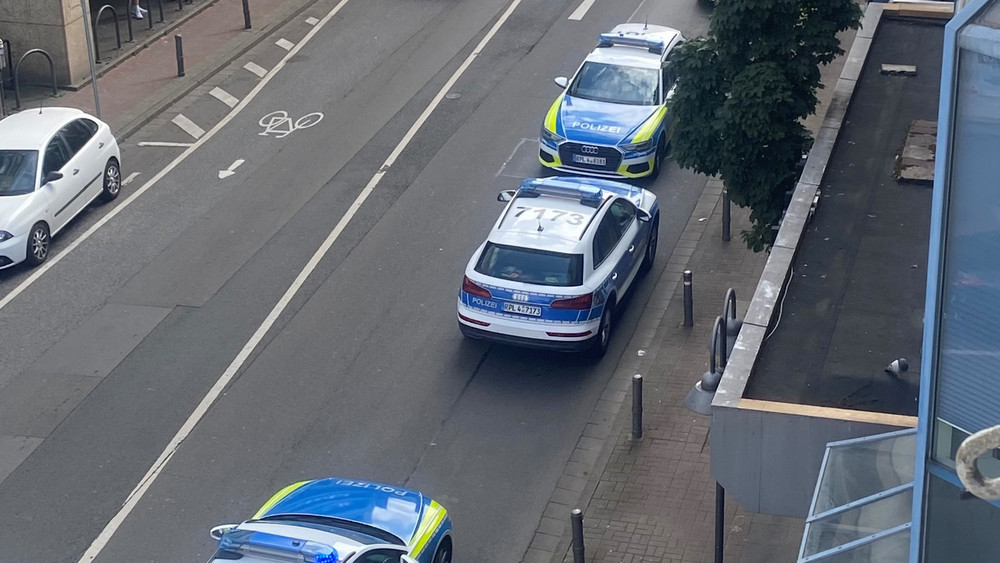 Polizeiautos stehen auf der Großen Bleiche in Mainz. Hier hat ein Mann am Sonntag in einem Fitnessstudio randaliert.