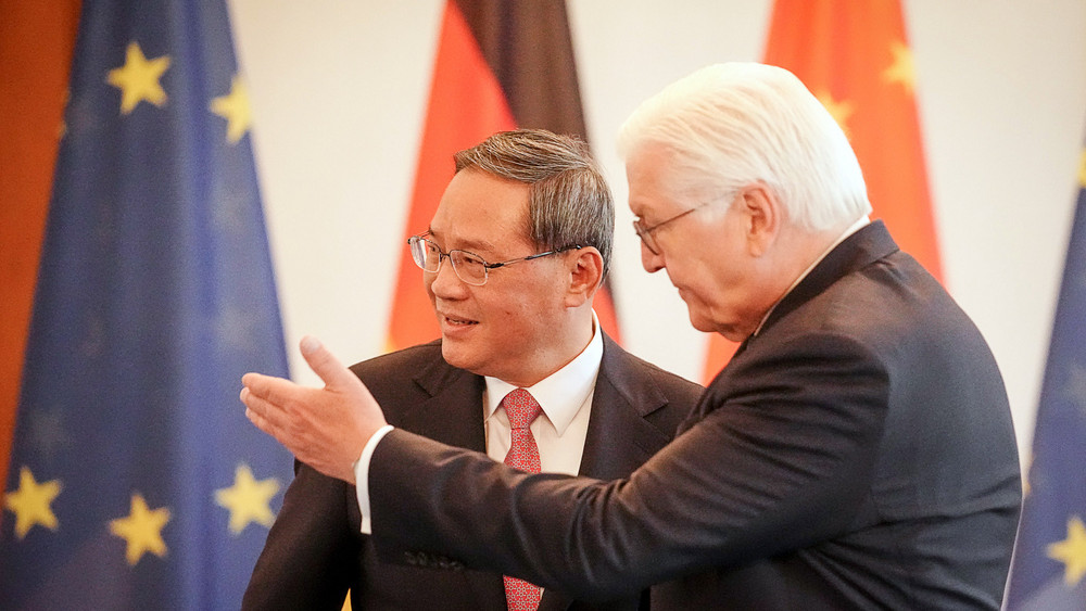 Bundespräsident Frank-Walter Steinmeier (r) empfängt zum Auftakt des Deutschland-Besuchs der chinesischen Regierung Li Qiang, Ministerpräsident von China, im Schloss Bellevue.