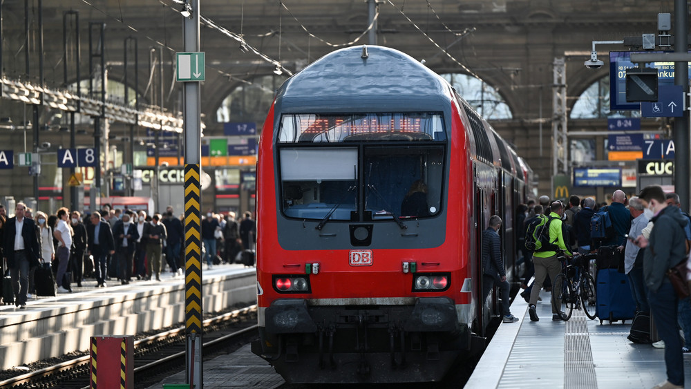 Fahrgäste sind an einem Gleis im Frankfurter Hauptbahnhof unterwegs, an dem ein Regionalzug eingefahren ist. Das Deutschlandticket gilt auch im Regionalverkehr (Symbolbild).