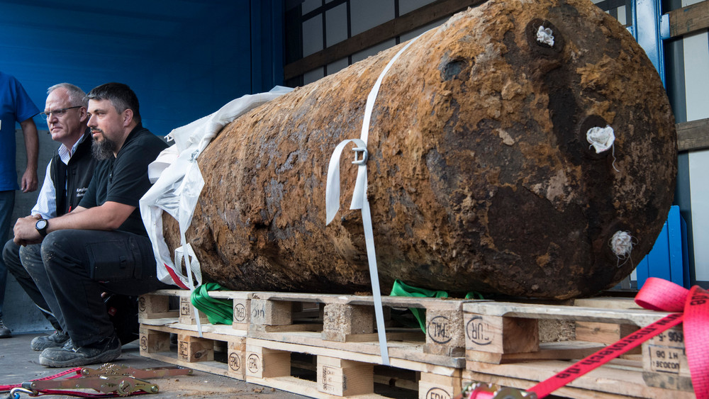 Eine entschärfte Luftmine liegt auf Holzpaletten