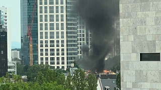 Dachstuhlbrand in Frankfurt: Rauchsäule über dem Westend sichtbar