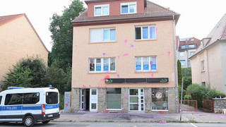 Farbe, Pyrotechnik, Protest: Angriffe vor AfD-Parteitag