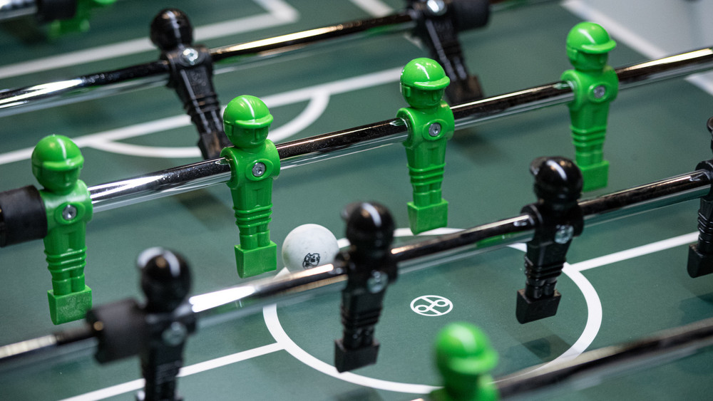Bei "Karriere-Kick" in Darmstadt geht es für Interessenten und Unternehmen an den Tischkicker (Symbolfoto).