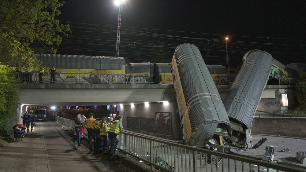Güterzug stürzt in München von Brücke