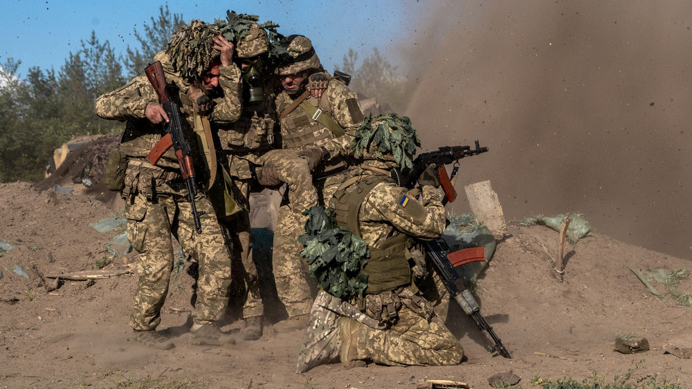 Ukraine-Krieg - ukrainische Soldaten trainieren