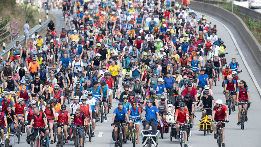 Radfahrer protestieren auf Autobahn