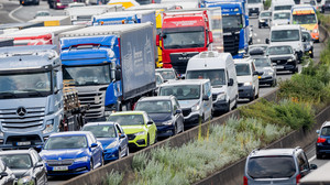 Rechts überholen oder aussteigen: Was ist im Stau verboten?
