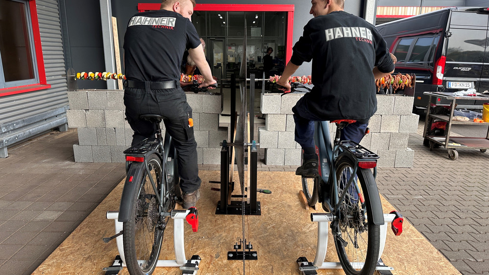 Beim Weltrekordversuch ist Muskelkraft gefragt.