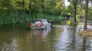 Touristin bei Wiesbaden mit Gummiboot aus Hochwasser gerettet