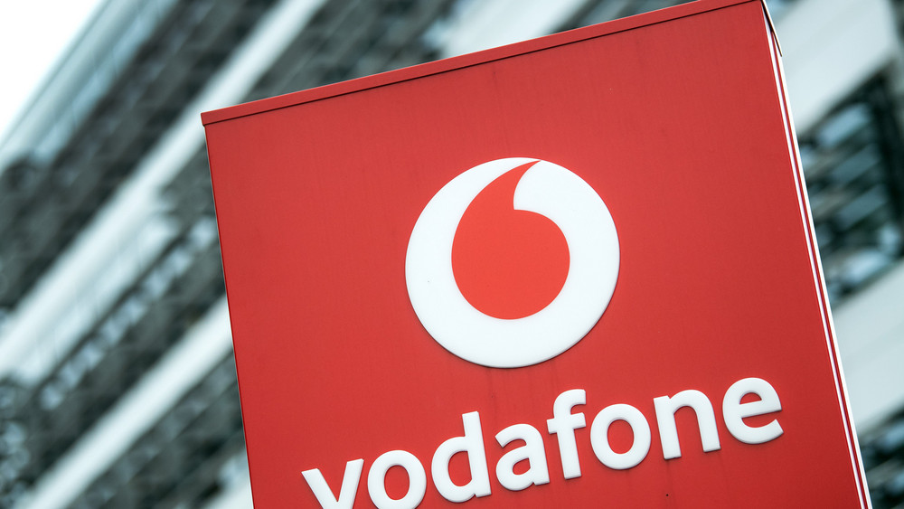 Das Vodafone-Logo auf einer Säule vor derFirmenzentrale
