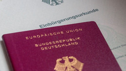 Längere Fristen: Unionspolitiker wollen Einbürgerungsregeln verschärfen