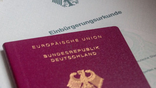 Längere Fristen: Unionspolitiker wollen Einbürgerungsregeln verschärfen