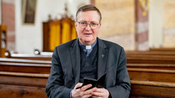 Stefan Buß: Das geöffnete Portal der Stadtpfarrkirche in Fulda